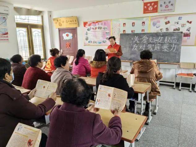 04 开展普法宣传进家庭活动周家镇,旗口镇,金桥街道,百寨街道妇联走进