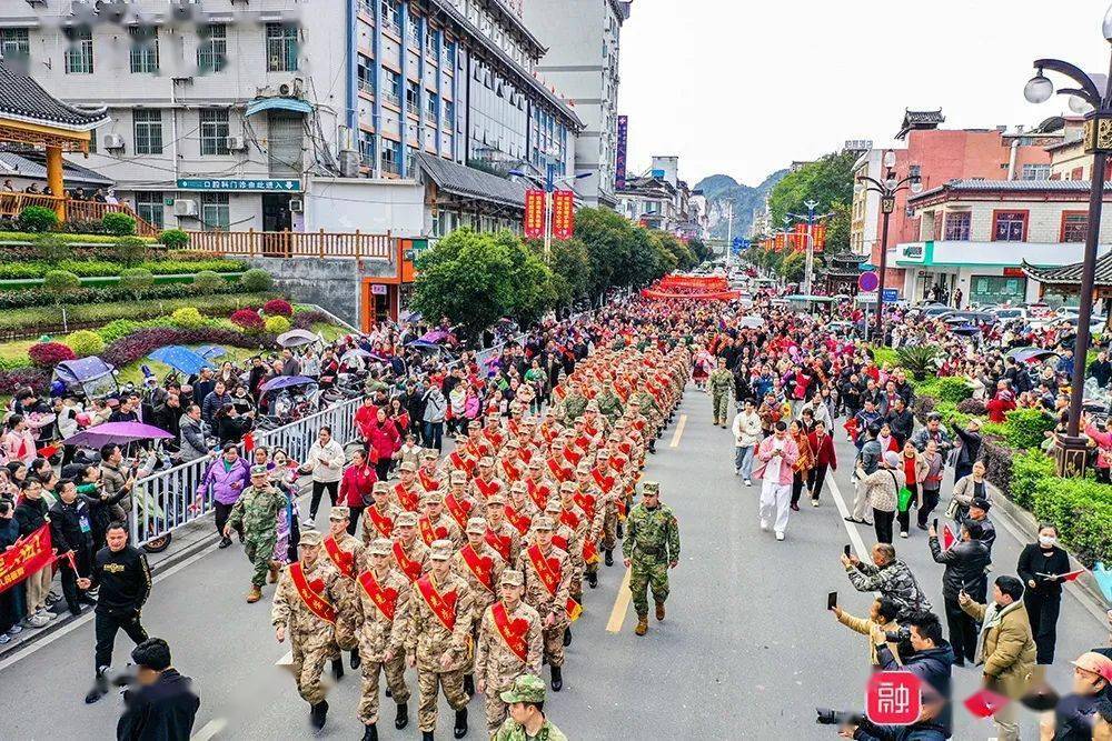 荣耀启程直击融水全城百姓夹道欢送新兵场面热血沸腾