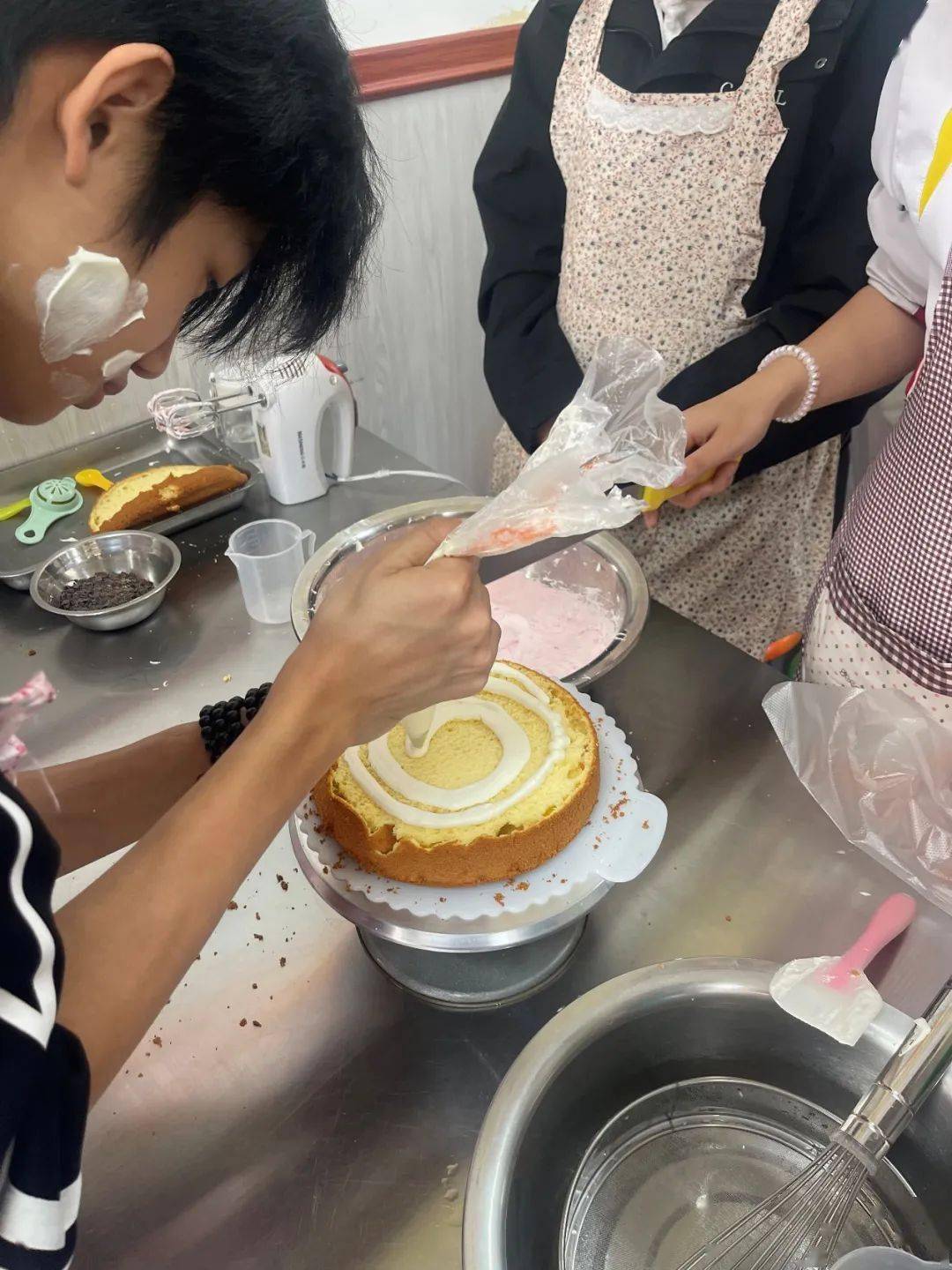 随着午后时光的推移,我们步入了烘焙教室,那里的每一寸空间都弥漫着