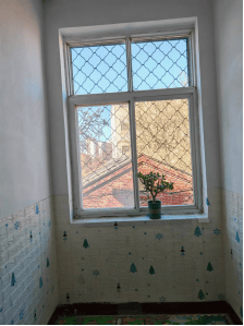 存在隐患:教室窗户设置影响逃生和灭火救援的铁栅栏.