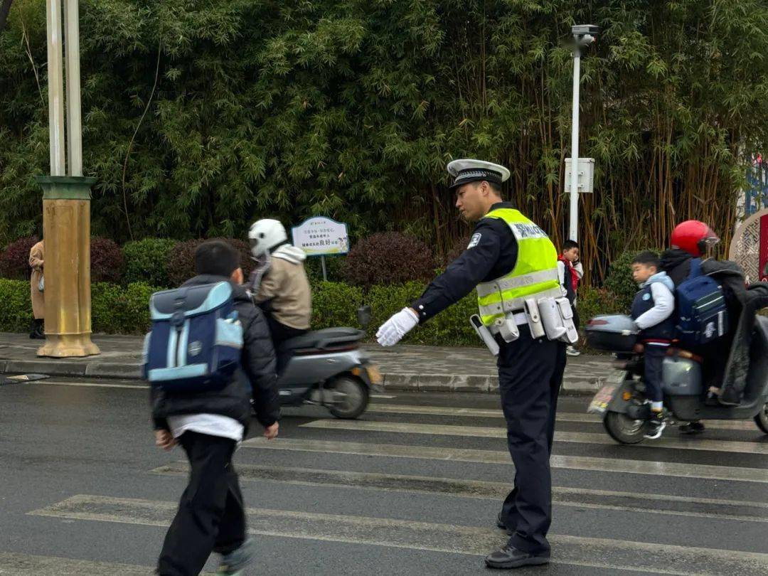 跟"警"脚步 沉浸式体验交警张庚义的早晨→_文明_眉山市_交通
