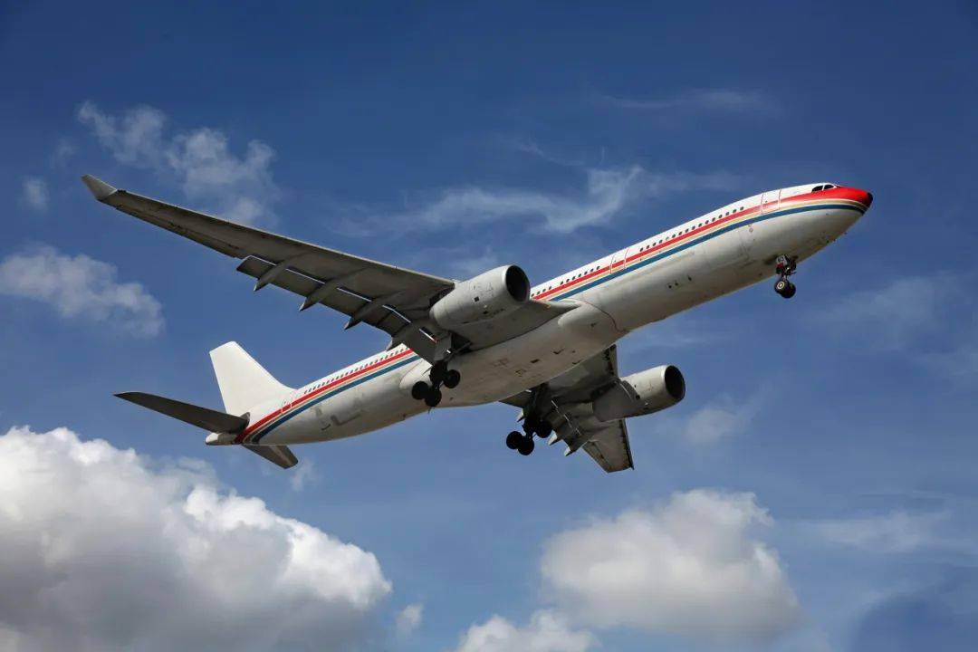 当地时间18日,美国联合航空公司一架原计划飞往日本的波音777飞机由于