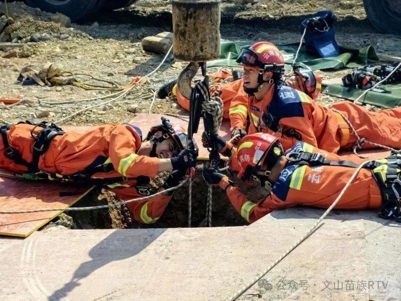 富宁一工人不慎坠入40米井桩消防紧急救援