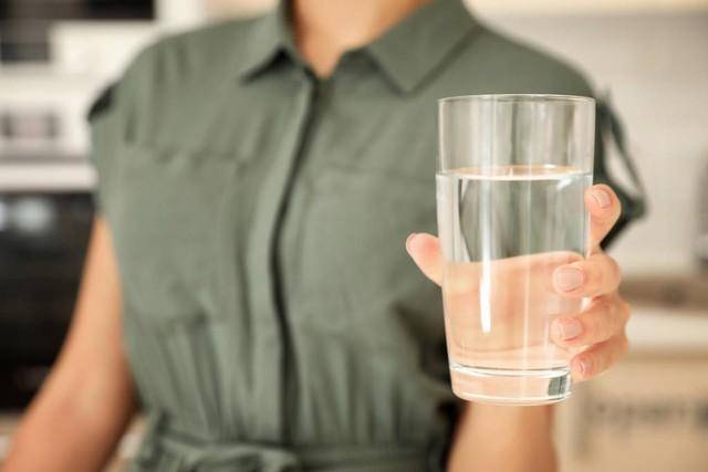 早晨起来后喝一杯温水等于喝细菌?其实,很多人都误解了