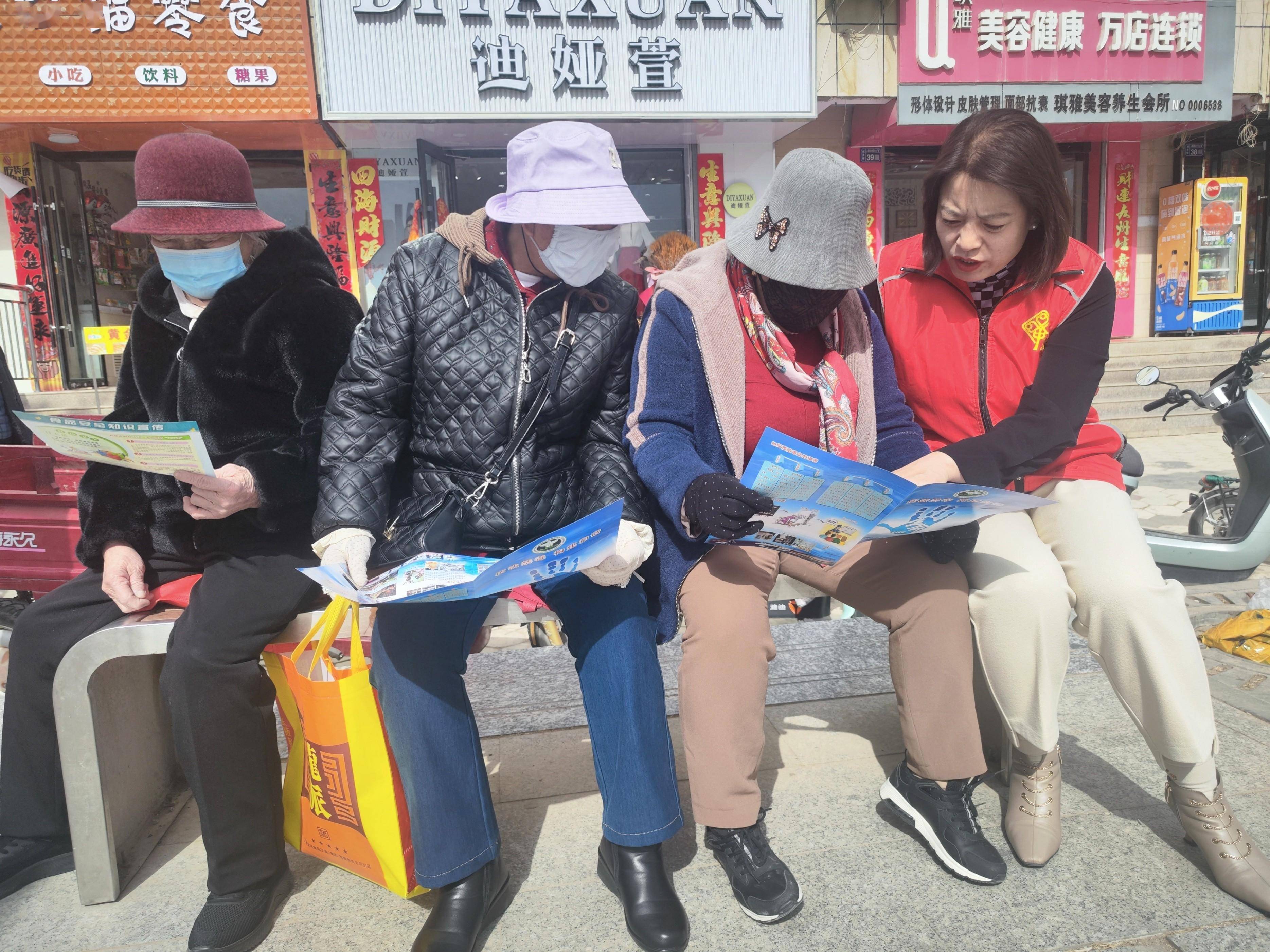 活动中,禁毒志愿者通过发放禁毒宣传手册,讲解案例等多种形式,传授识