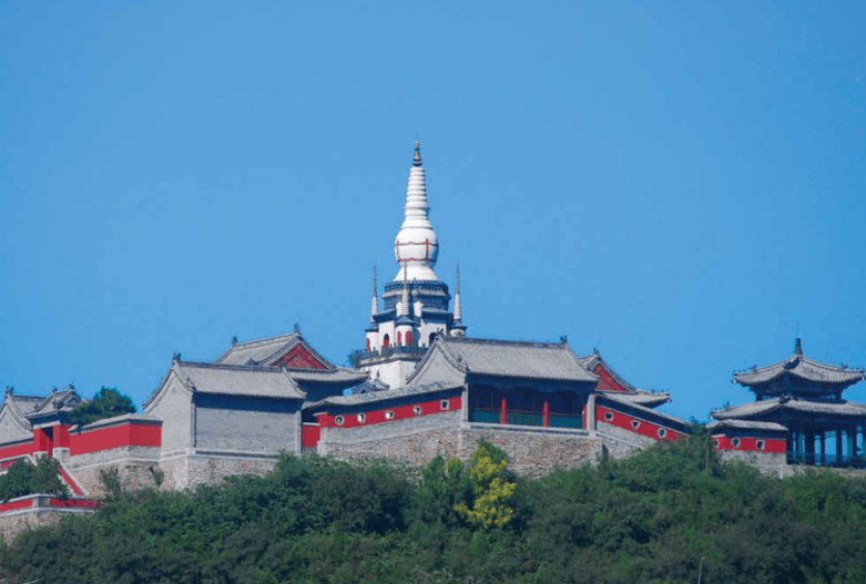 玉泉山位于北京西郊,因山上的泉水"水清而碧,澄洁似玉"而得名.