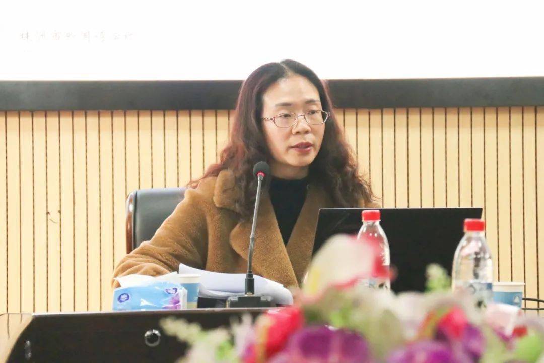 株外外语部部长唐佑平进行了题为《株洲市外国语学校英语教研团队打造