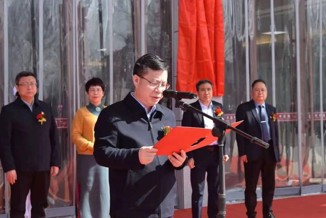 在揭牌仪式上,首先由孙立群致辞.