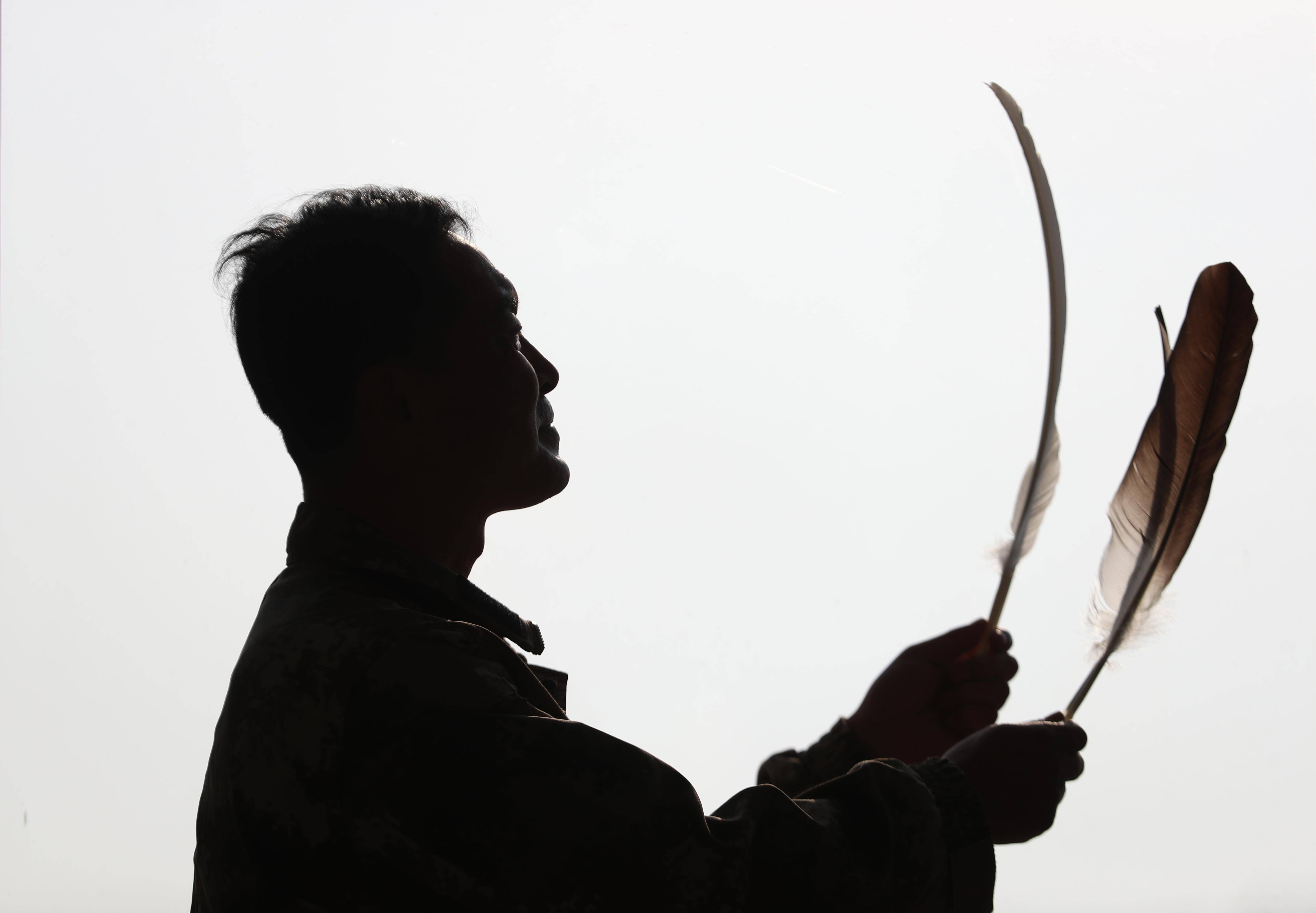 丹顶鹤繁育师赵仕伟苇海深处伴鹤成长