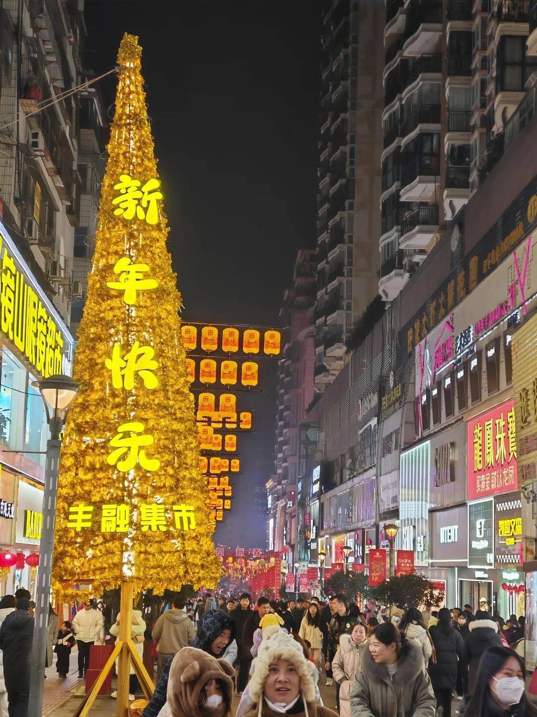 五堰步行街可以过个早,开启元气满满的一天,也可以宵个夜,犒劳一天的