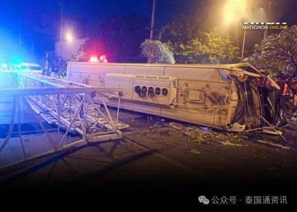 突发已致2死43伤泰国一旅游大巴翻车