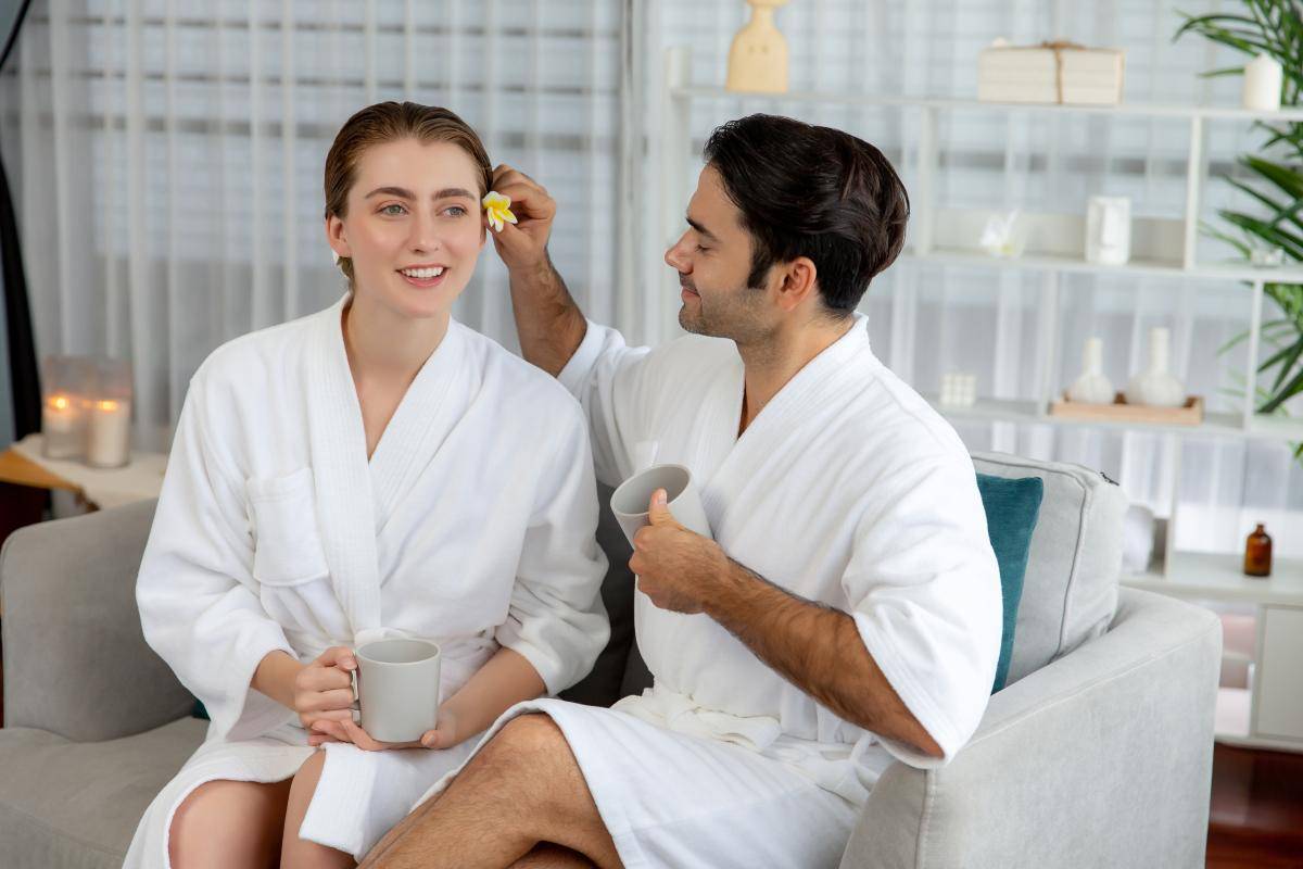 情侣住酒店遇到警察查房时怎样证明清白关系