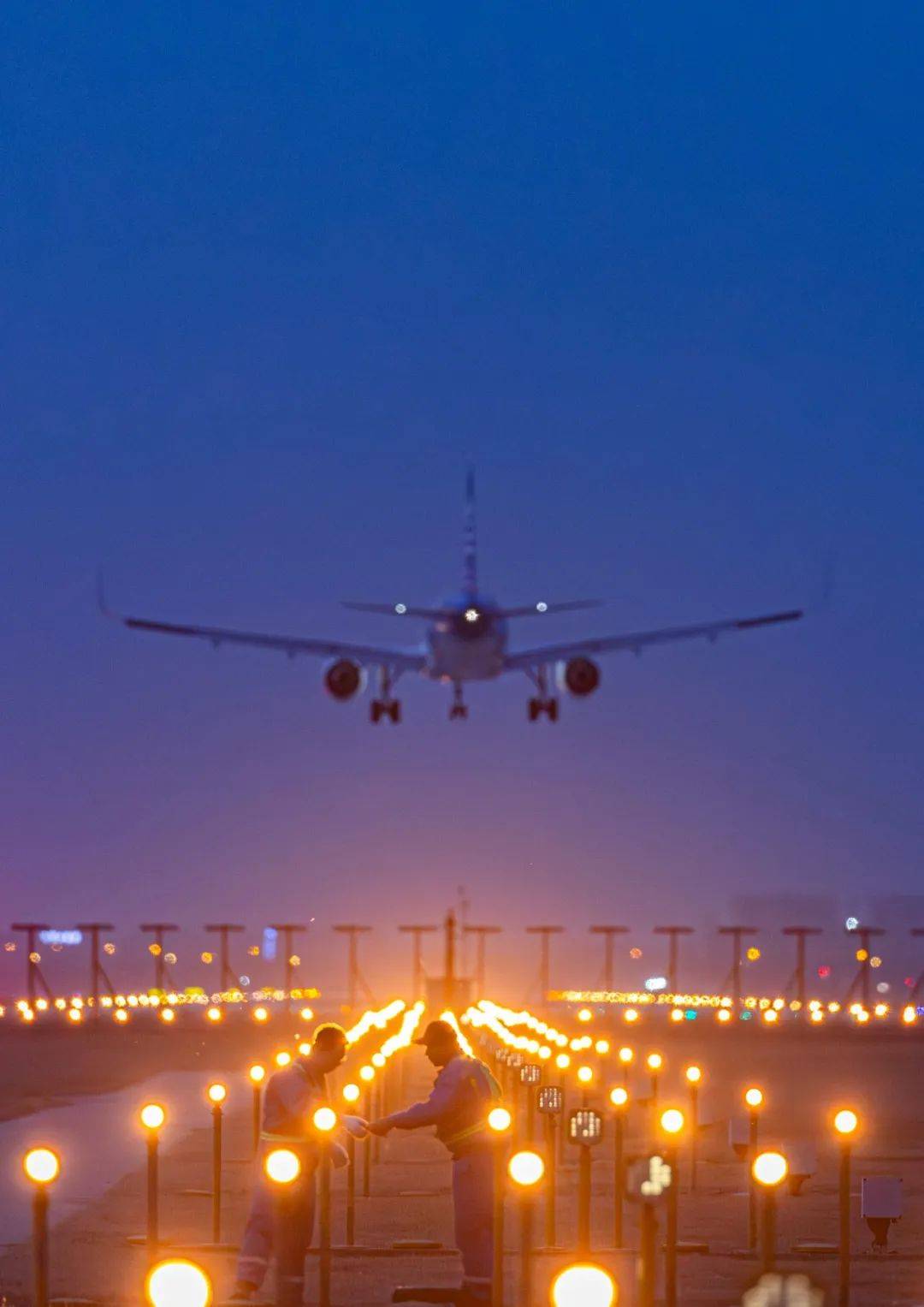 机场掌灯人守护飞行员的第三只眼