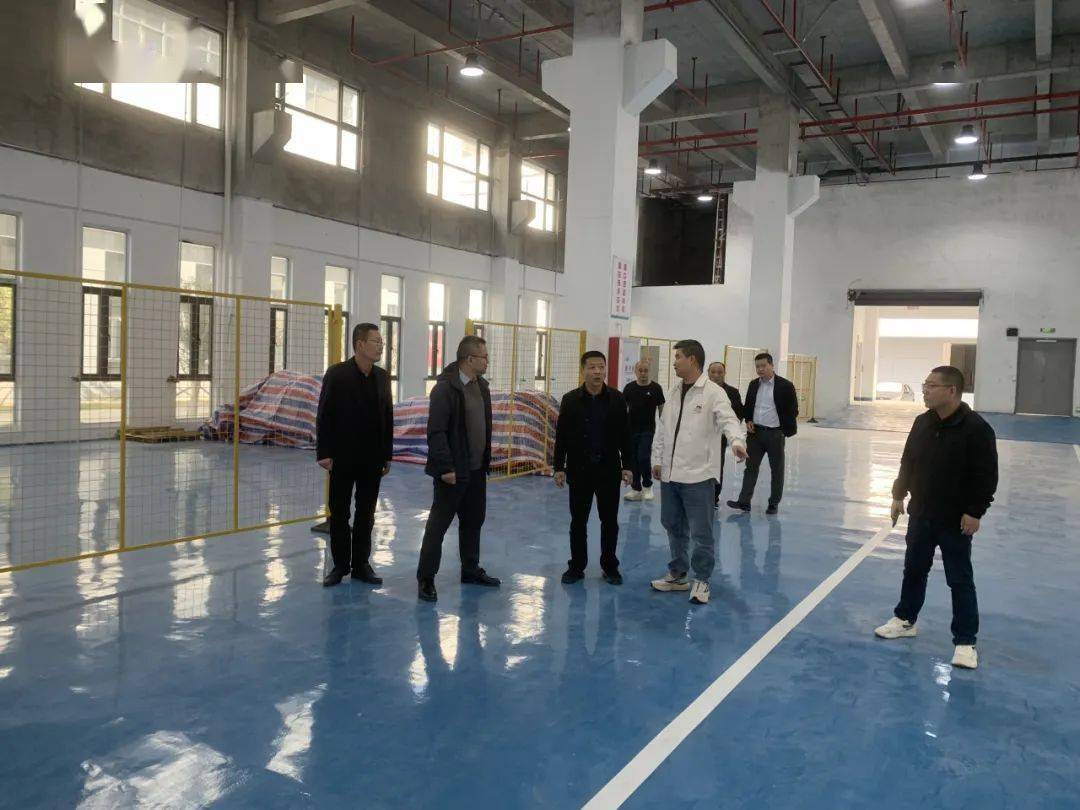 陈阵一行深入车间察看企业生产线设备安装情况,听取了业主关于公司