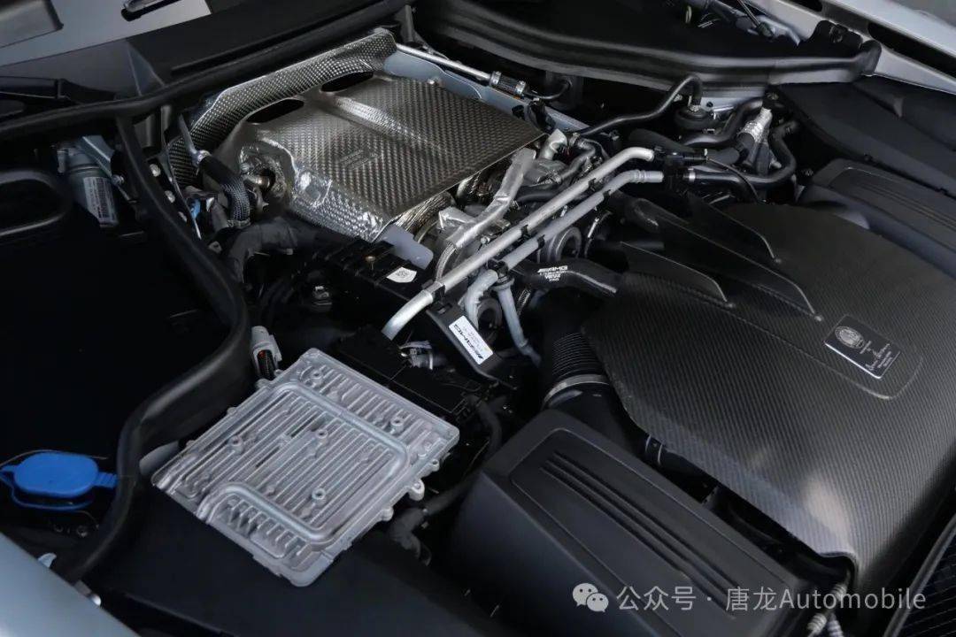 p one 特别版得益于梅赛德斯-奔驰amg gt和f1赛车技术多年的积累,将