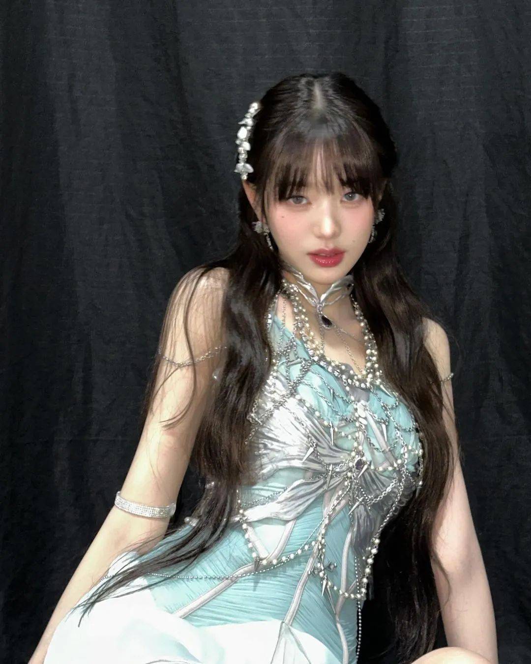 在lesserafim最近大热的单曲《easy》中,"小樱花"大秀自己的针织技巧