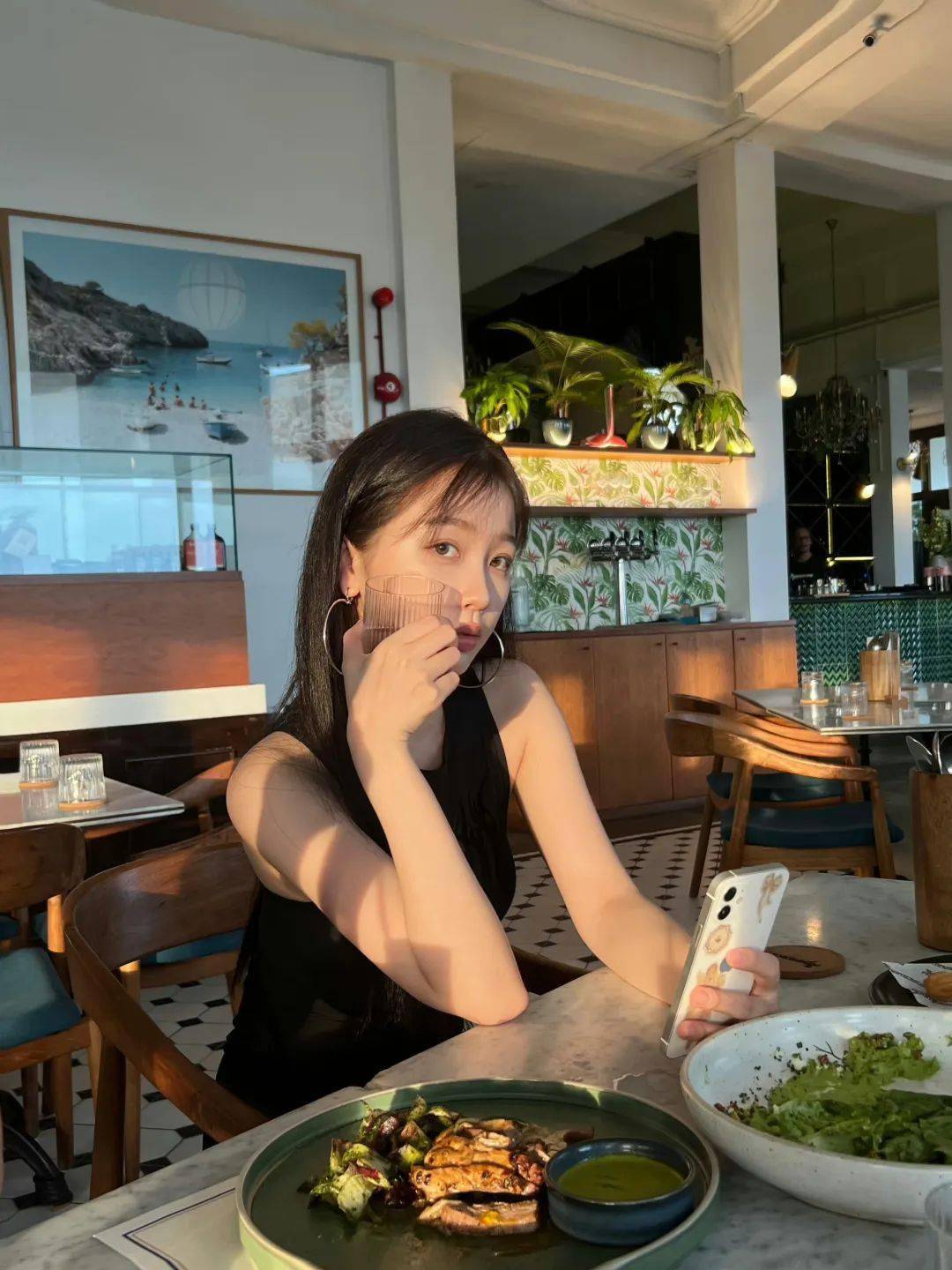 ins除了纯度假的虞书欣,还有不少内娱小鲜肉是带着工作去的,而他们po