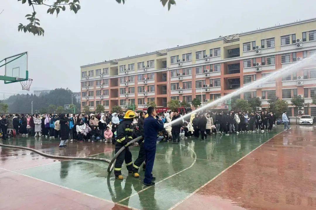 3月18日,蓝山县消防救援大队走进辅仁学校为学校全体师生开展侠防