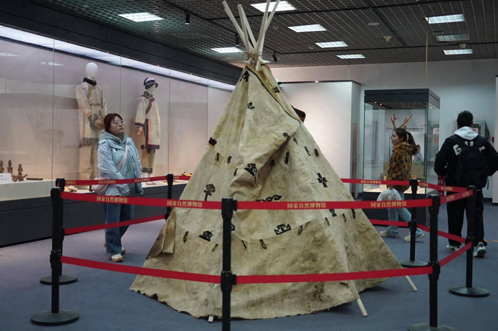 国家自然博物馆:94件套文物展“皮韵流风”_观众_剪裁_兽皮