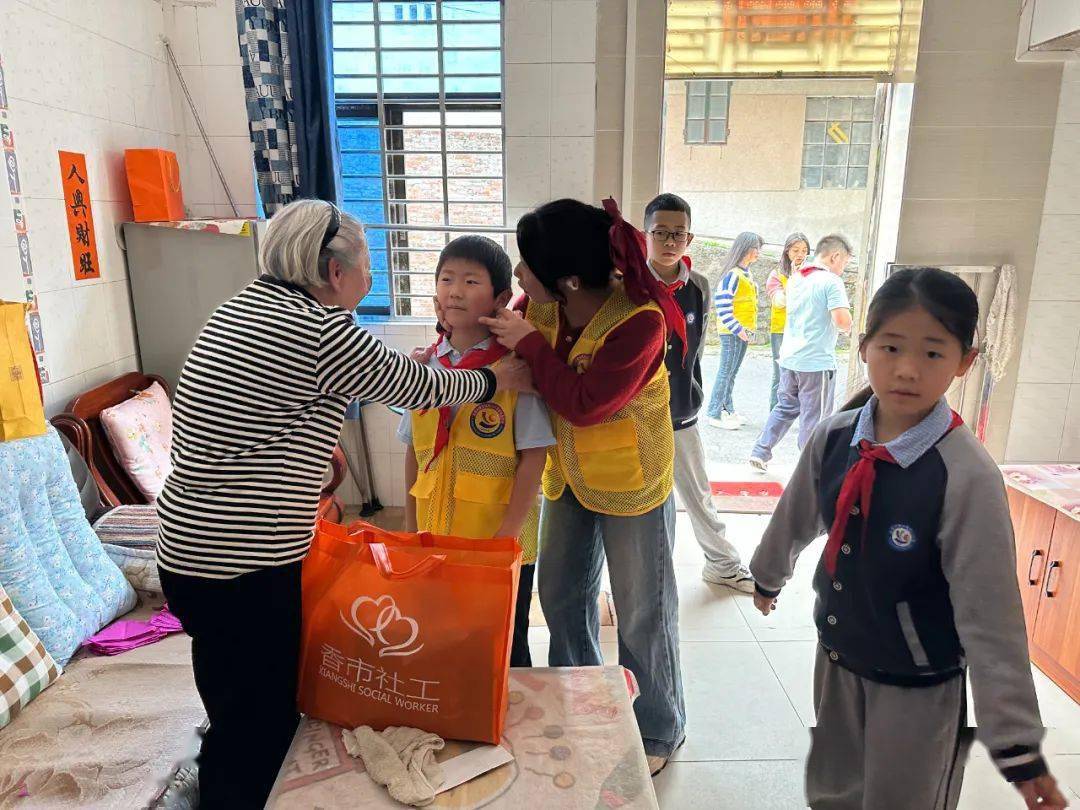 孝亲敬老雷锋精神代代传凫山小学开展学雷锋月主题志愿服务活动