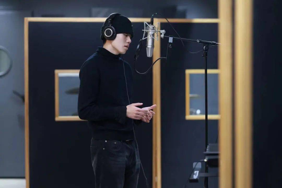 歌手等多重身份于一体的chacha杨昻锡就是这样一位能触摸你灵魂的歌手