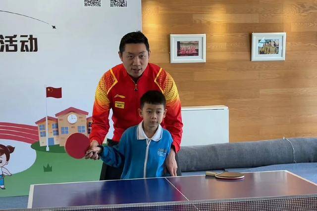 罕见联手从未配过混双陈幸同许昕同框当老师首提乒乓精神