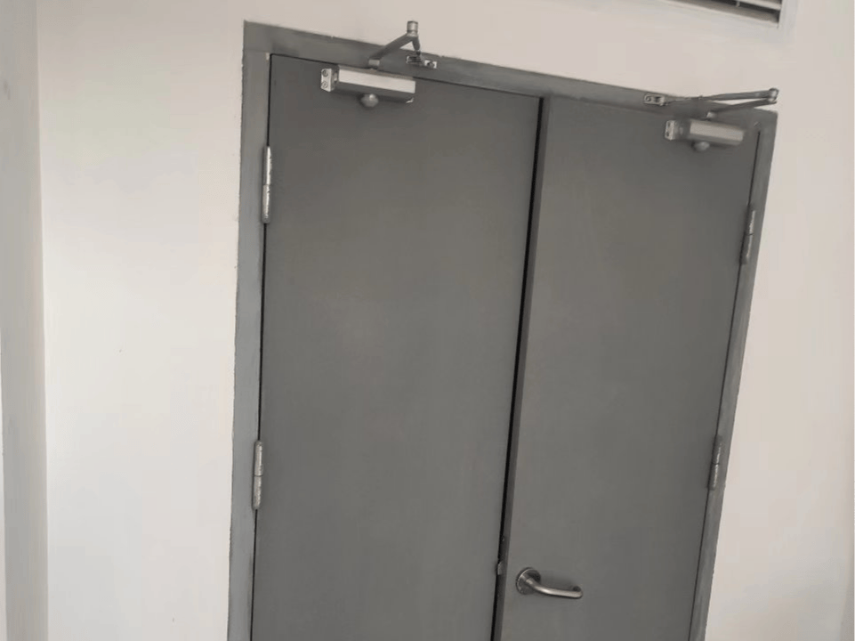 危害防火门的开启将会打破原本设计的防火隔离区域,导致火灾蔓延的