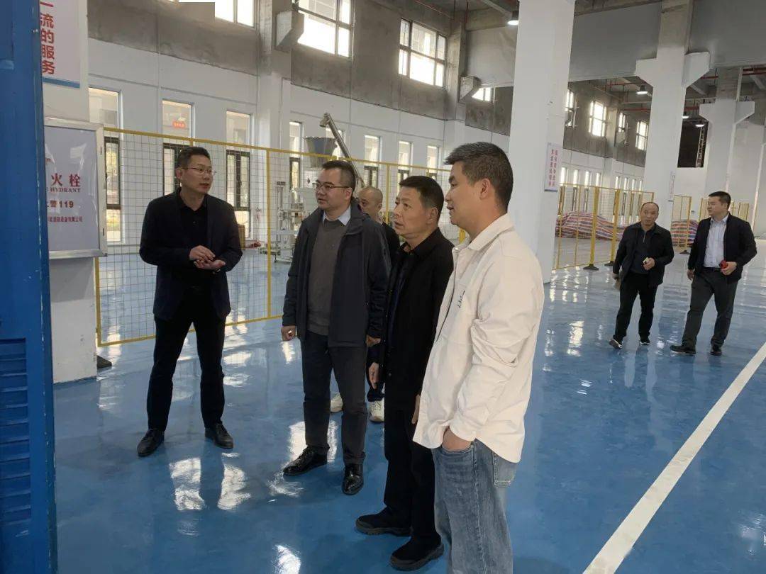 陈阵一行深入车间察看企业生产线设备安装情况,听取了业主关于公司