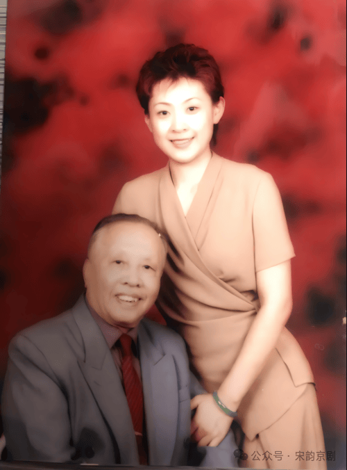 京剧新秀展播她自幼受父熏陶喜欢花脸唱腔一举夺得青年演员电视大赛