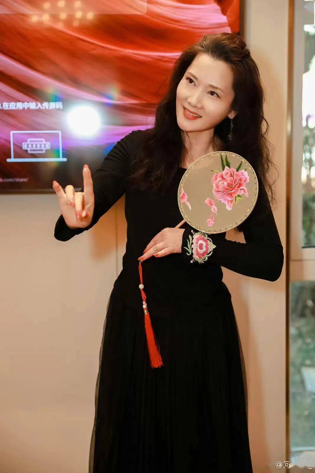 冲上热搜著名女演员何赛飞当街怒斥谁叫你拍的