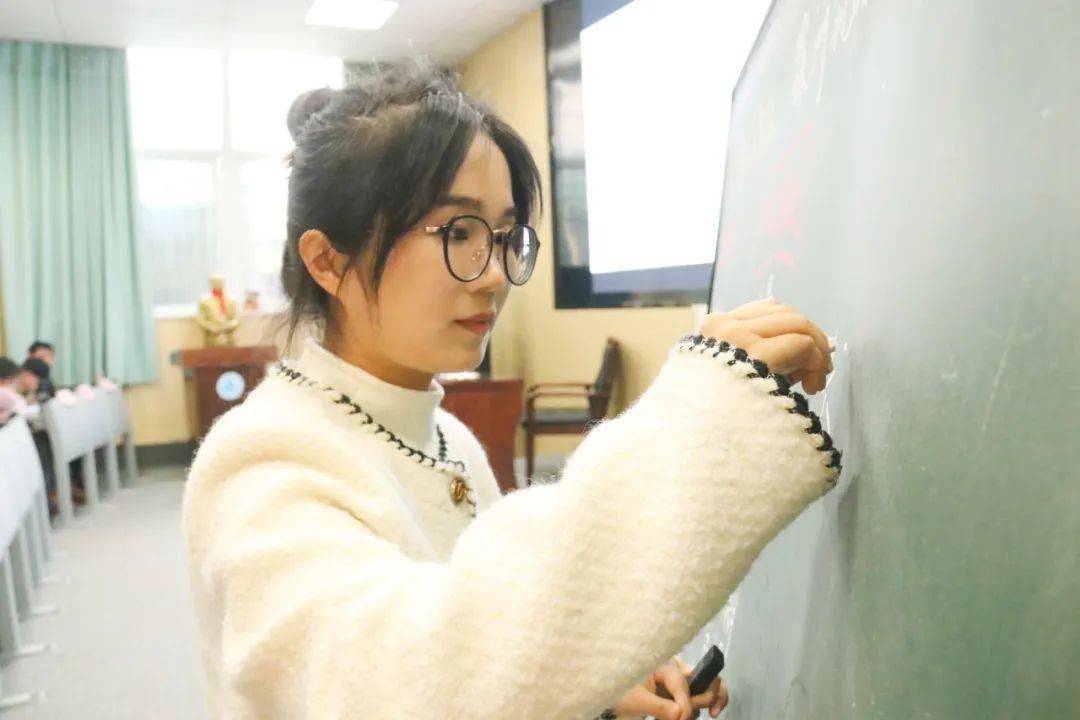 地图(含等高线)》荷塘区戴聪班级:274班课题:《气候》芦淞区吴茜班级