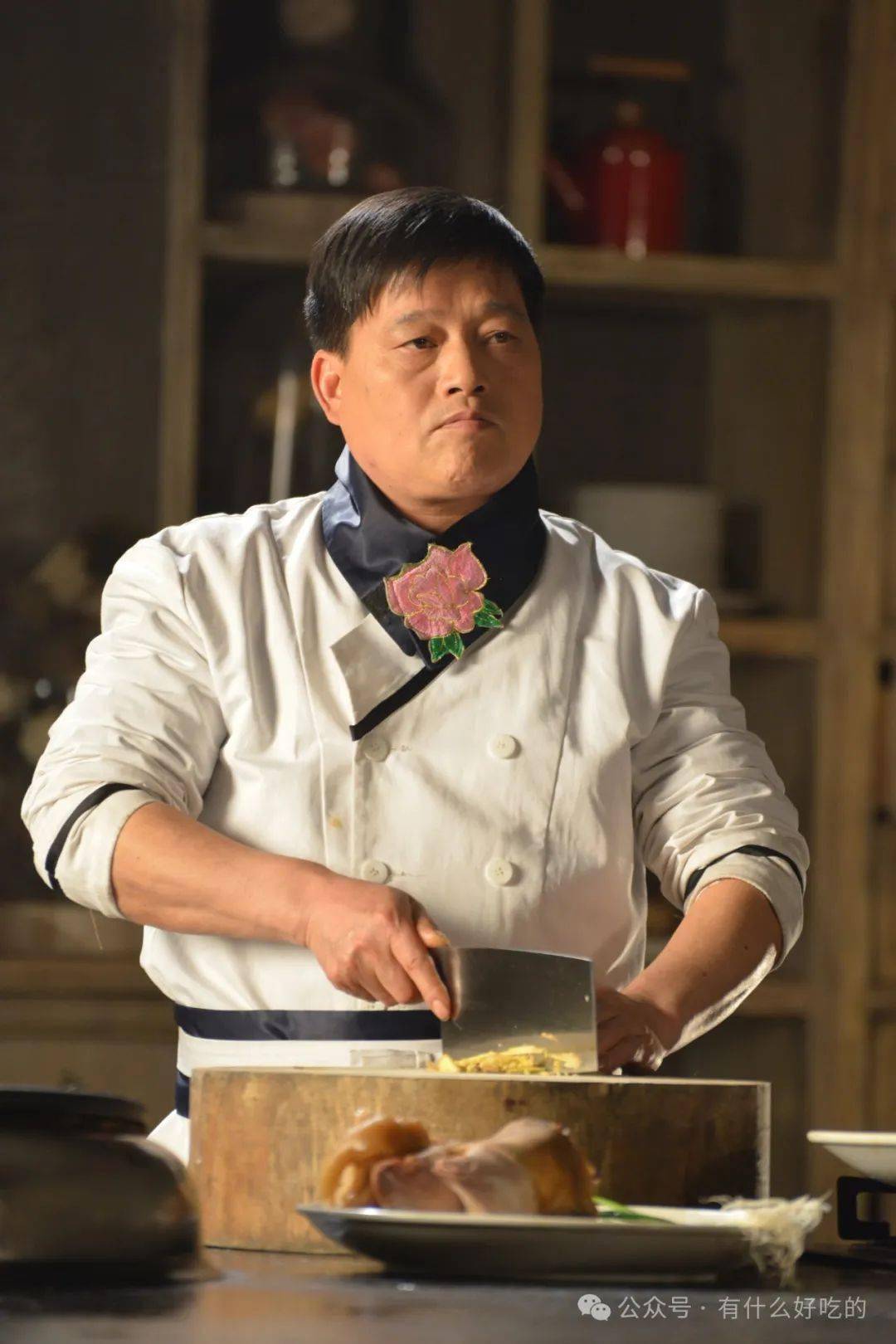 改刀:牛蹄凉后切小块,老姜,大蒜,葱花切末,美人椒,线椒切段备用.