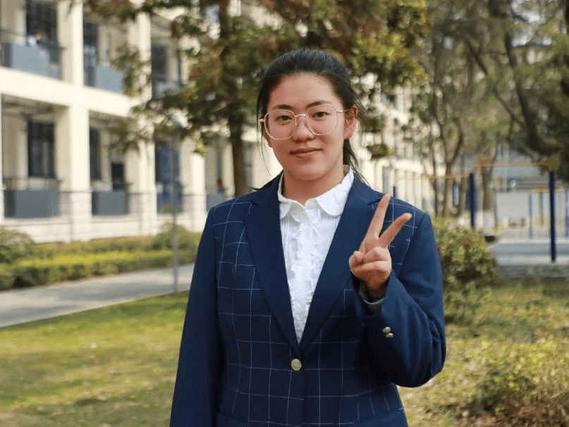 高三(8)班 郑浩然高三(8)班 黄承旭高三(3)班 黄可雨高三(2)班 胡艳红