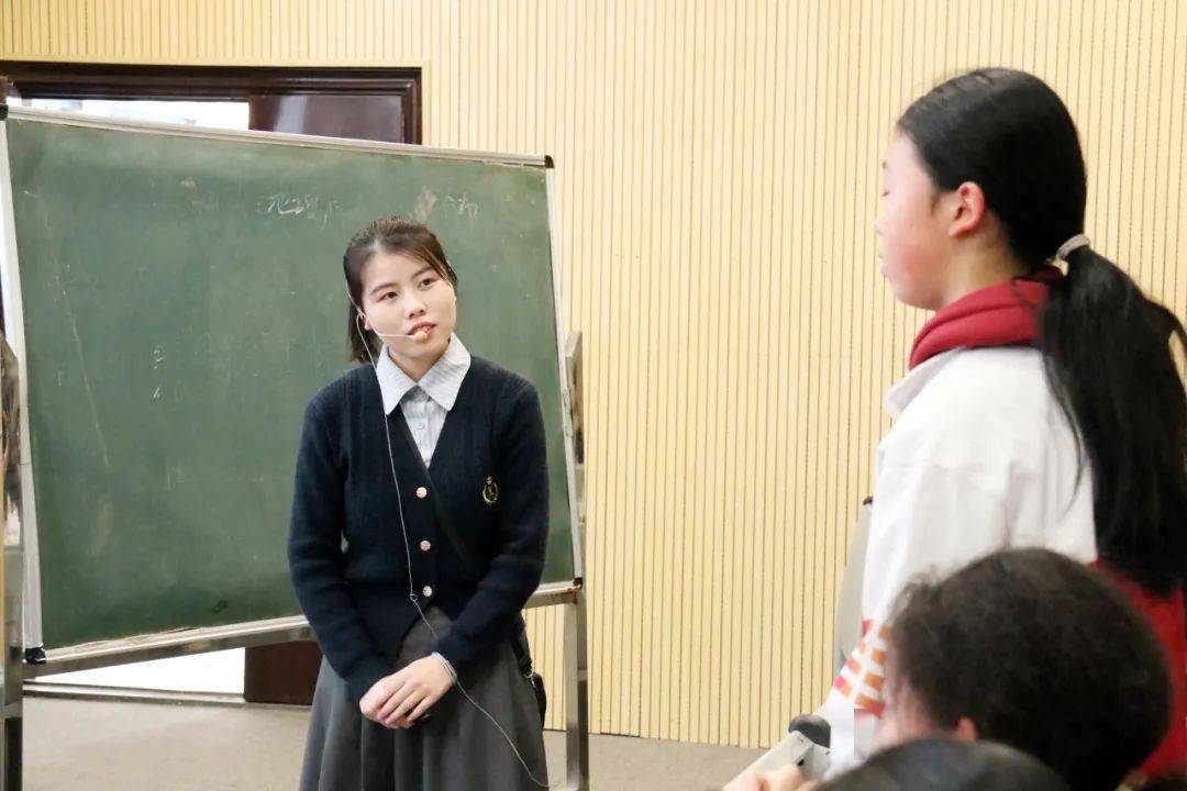 《地图(含等高线)》荷塘区戴聪班级:274班课题:《气候》芦淞区吴茜