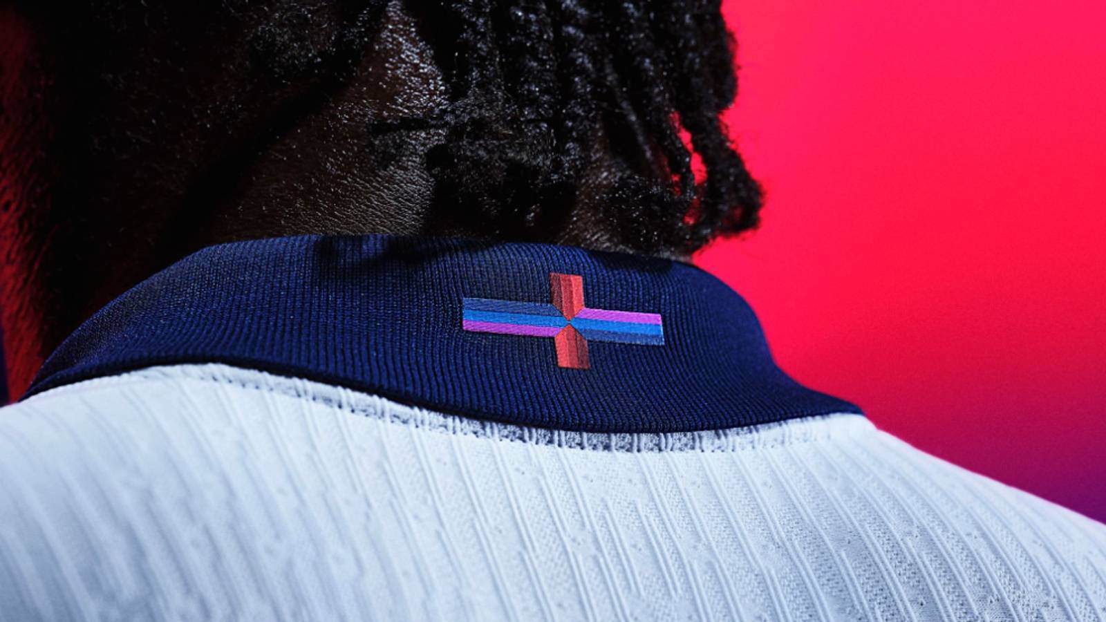 不满耐克设计英国首相批英格兰新球衣设计搞乱国旗