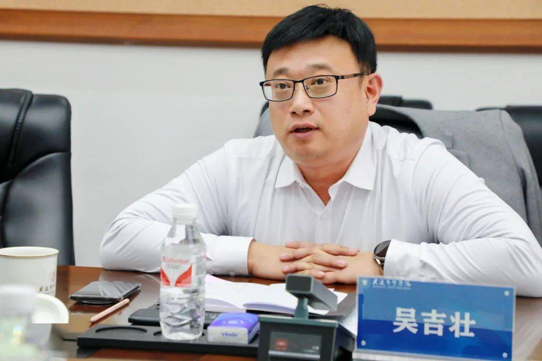 区南长山街道办事处党委委员,副主任赵凯汇报项目建设实景发展概况