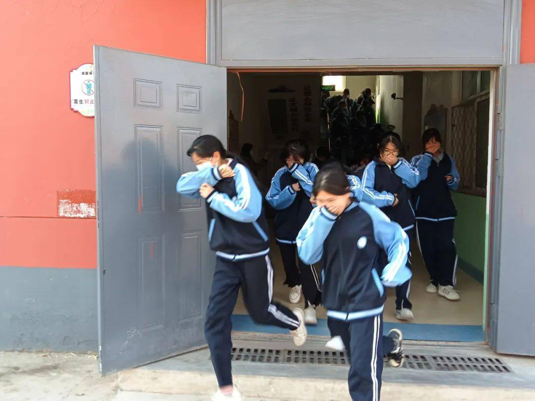 练为战不为看消防安全重于山晋庄中学春季第二次消防演练活动