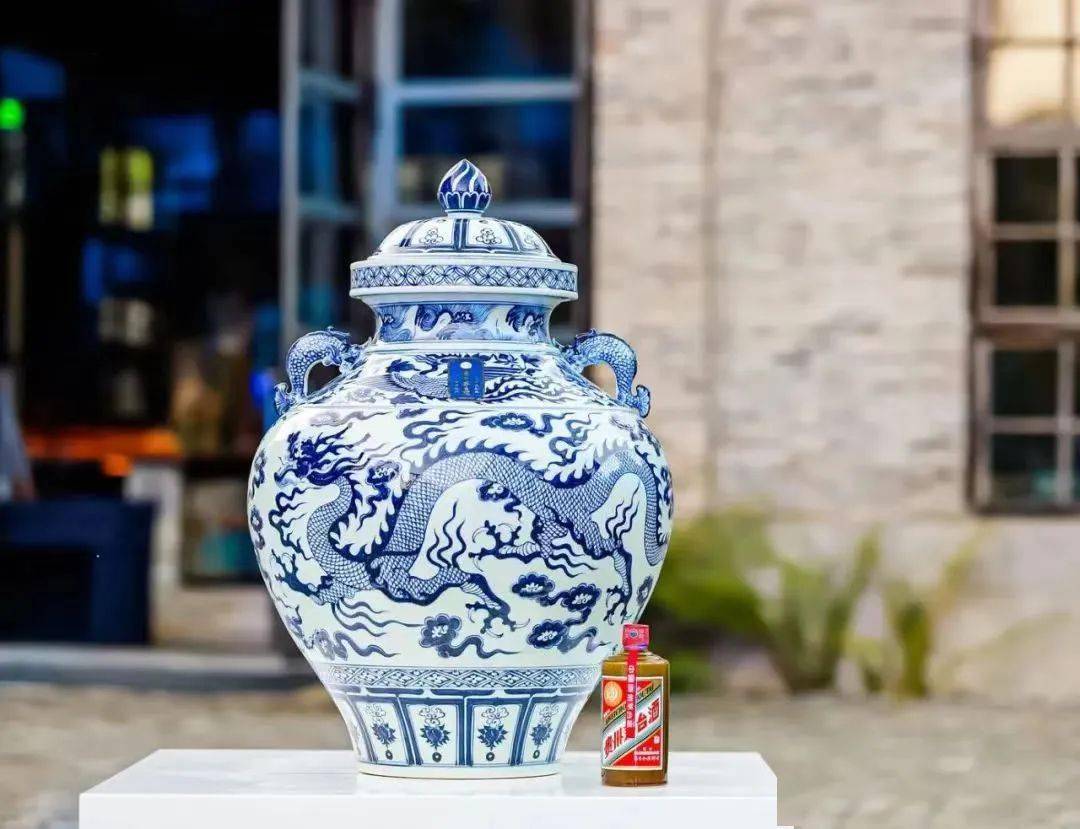 元青花50l纪念封坛酒是茅台史上唯一一款50l规格的产品,也是目前茅台