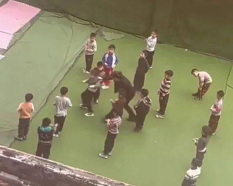 一幼师当众脱下小孩裤子打屁股