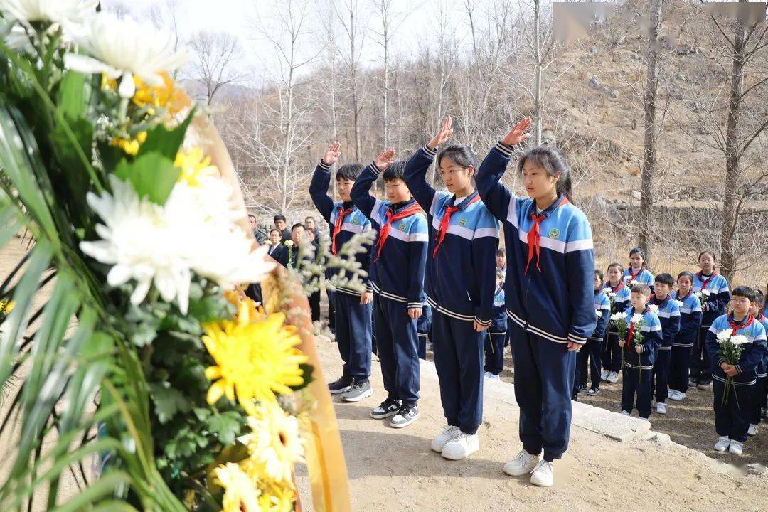 马兰小学学生代表,马兰花儿童声合唱团分别向七烈士墓,邓小岚老师敬献