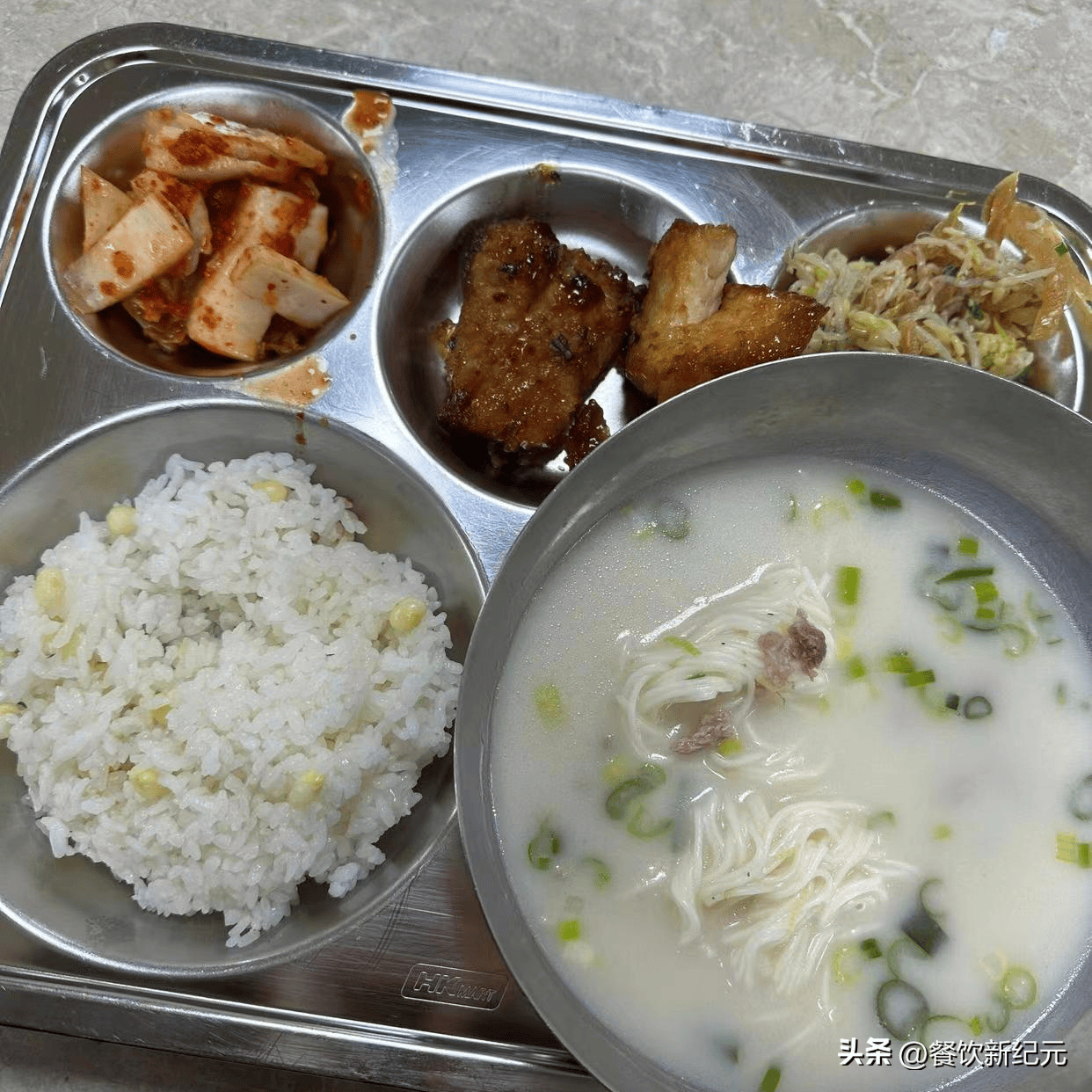 表妹韩国留学,晒学校伙食走红朋友圈,外婆心疼不已:明年别去了