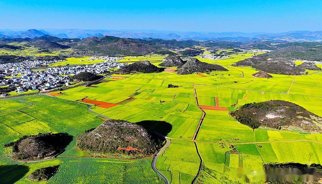 罗平金鸡峰丛迷人的大地艺术风光