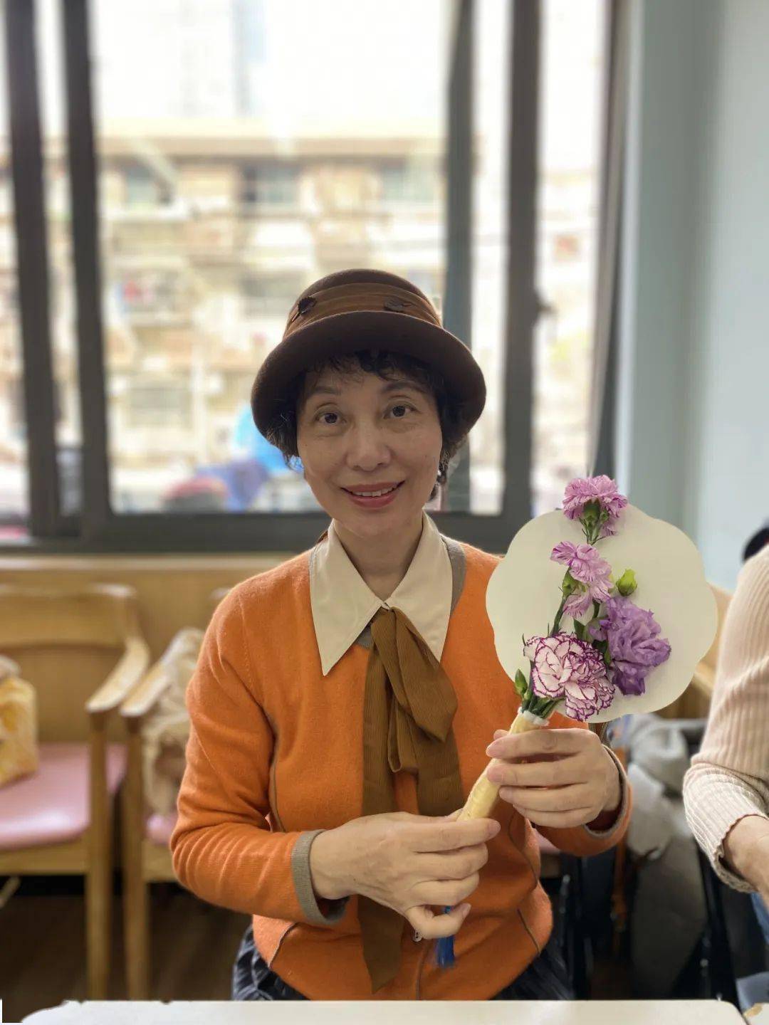 当鲜花遇到团扇天目西路街道以花为媒共筑春日邻里情