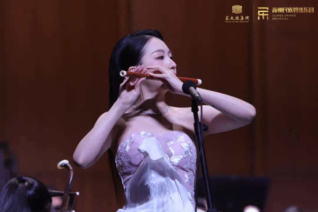 民乐系学生郑迪先后出演中央广播电视总台跨年晚会《启航2024》,与