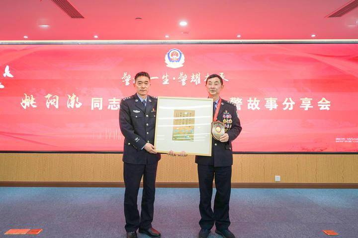 退休这天浙江这位二级英模收到一本书瞬间让他热泪盈眶