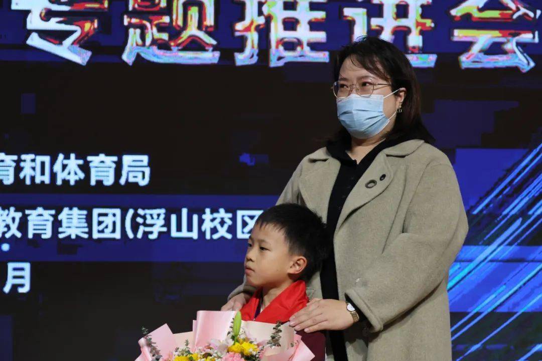 的工作岗位上无私奉献……"会议现场,青岛大学路小学二年级学生林子檋