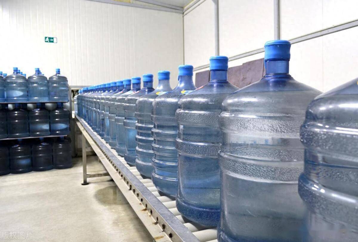 移动公司接厕所自来水给消费者,保安气不过发视频,为何如此缺德_服务_