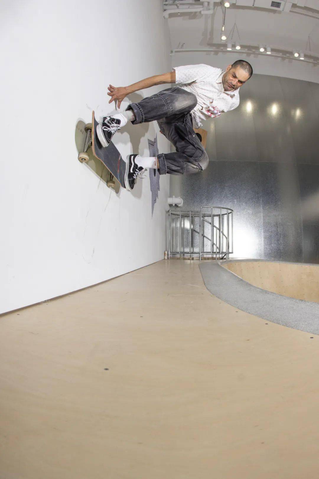 全网独家supreme御用摄影师atiba镜头下滑手们的supreme上海店首滑