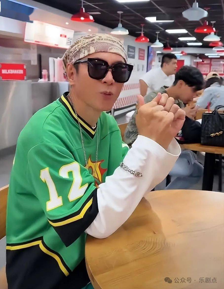并好奇地留言问:"江华为什么总喜欢戴帽子戴墨镜吃饭呢?