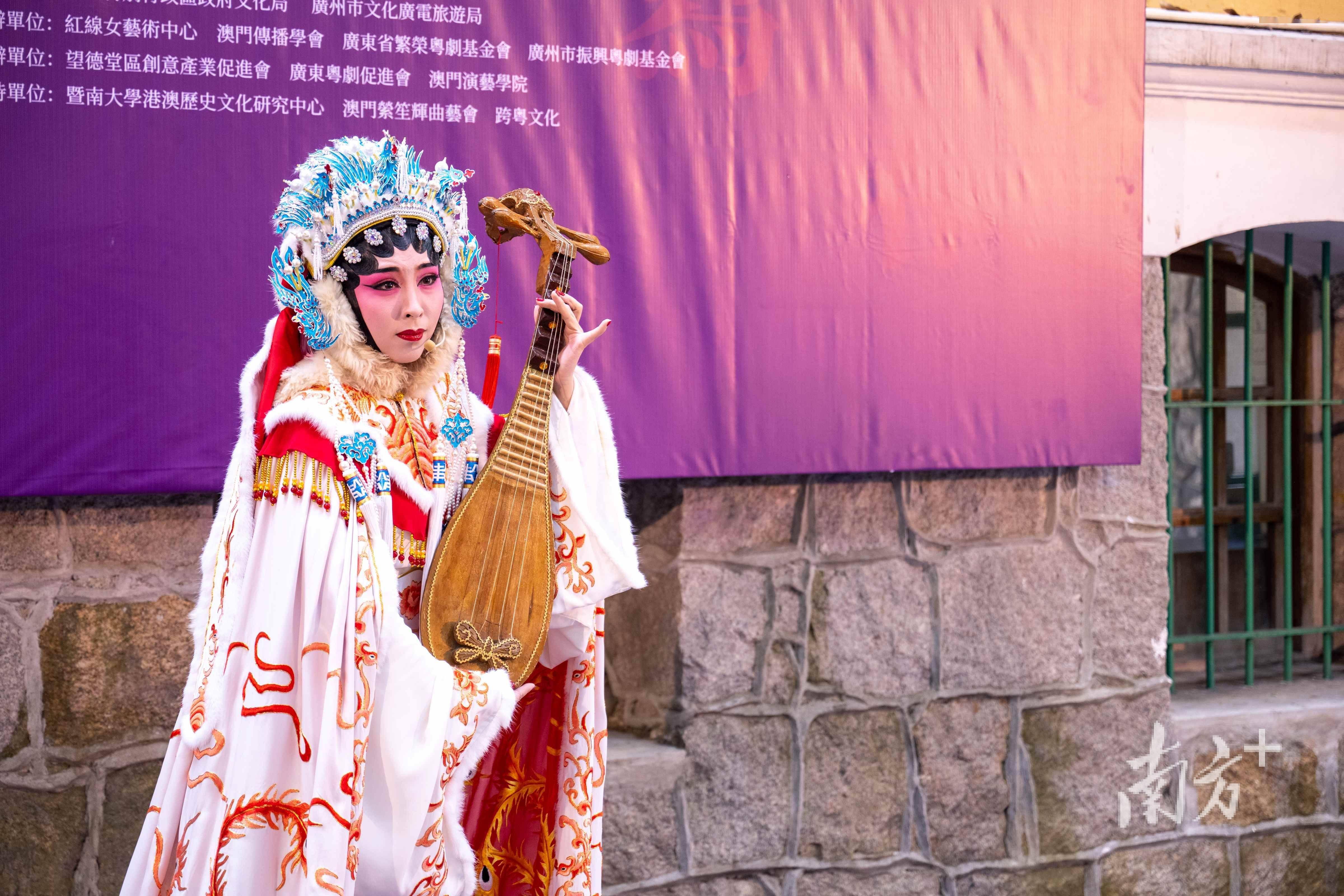 红线女艺术中心葛锐娟在开幕现场献演粤剧红派艺术经典剧目选段《昭君